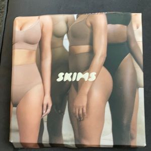 Skims core control thong- FREE SHIPPING! 🎉